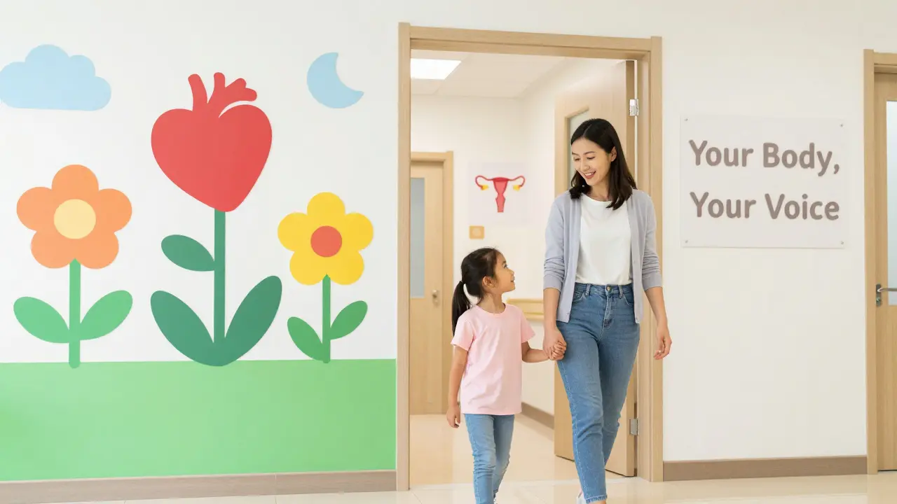 Matka a dcera vstupují do dětské kliniky, drží se za ruce u barevného nástěnného obrázku.