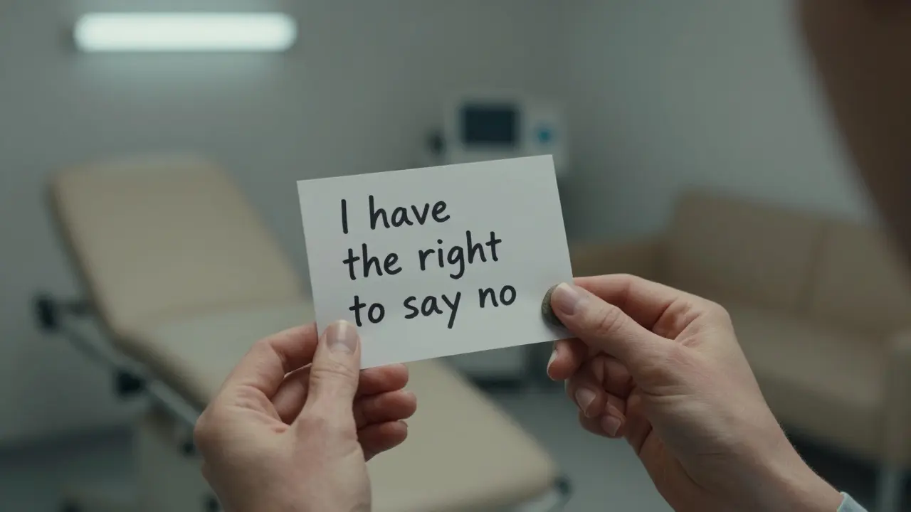 Ruce drží kámen a zápisek s textem 'Mám právo říct ne' — symbol sebeobrany a klidu.