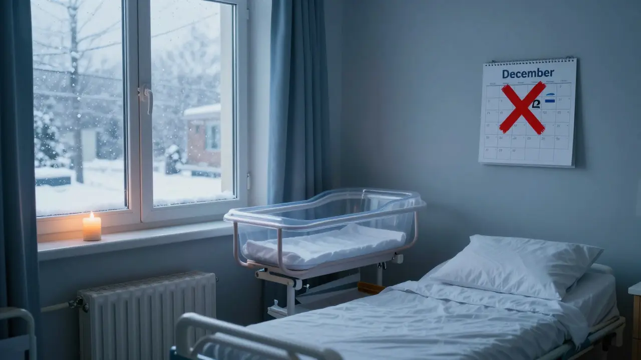 Prázdný kojenecký koutek na Vánoce s vánkovým sněhem za oknem a svíčkou na zácloně.