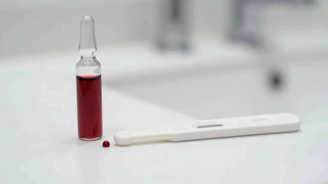 Krevní vzorek vedle domácího těhotenského testu